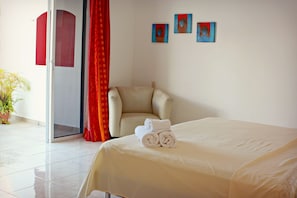 Habitación, baño privado (Stella Marina) | Minibar (con algunos artículos gratuitos) y wifi gratis