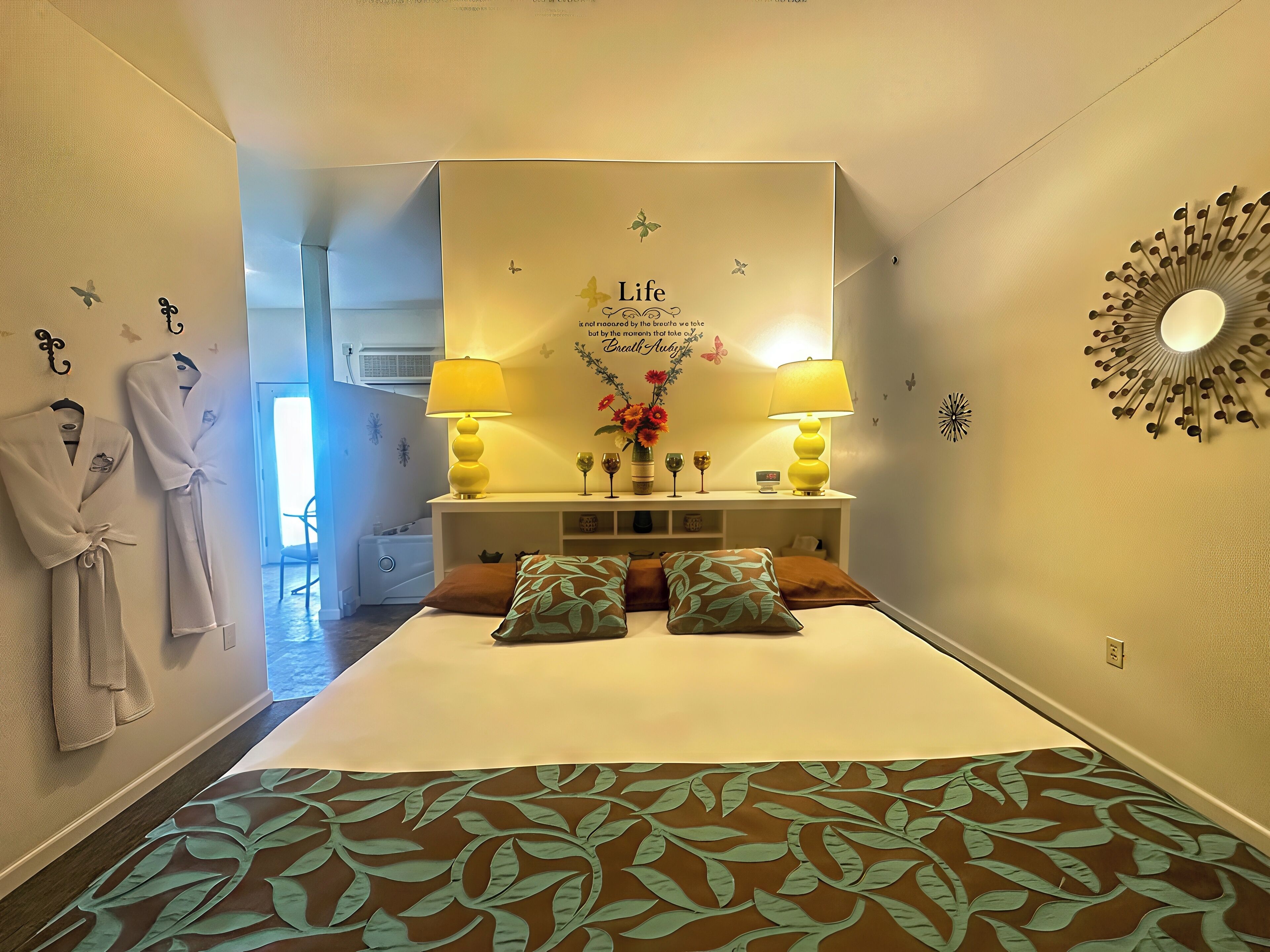 Décoration personnalisée, fer et planche à repasser, Wi-Fi gratuit