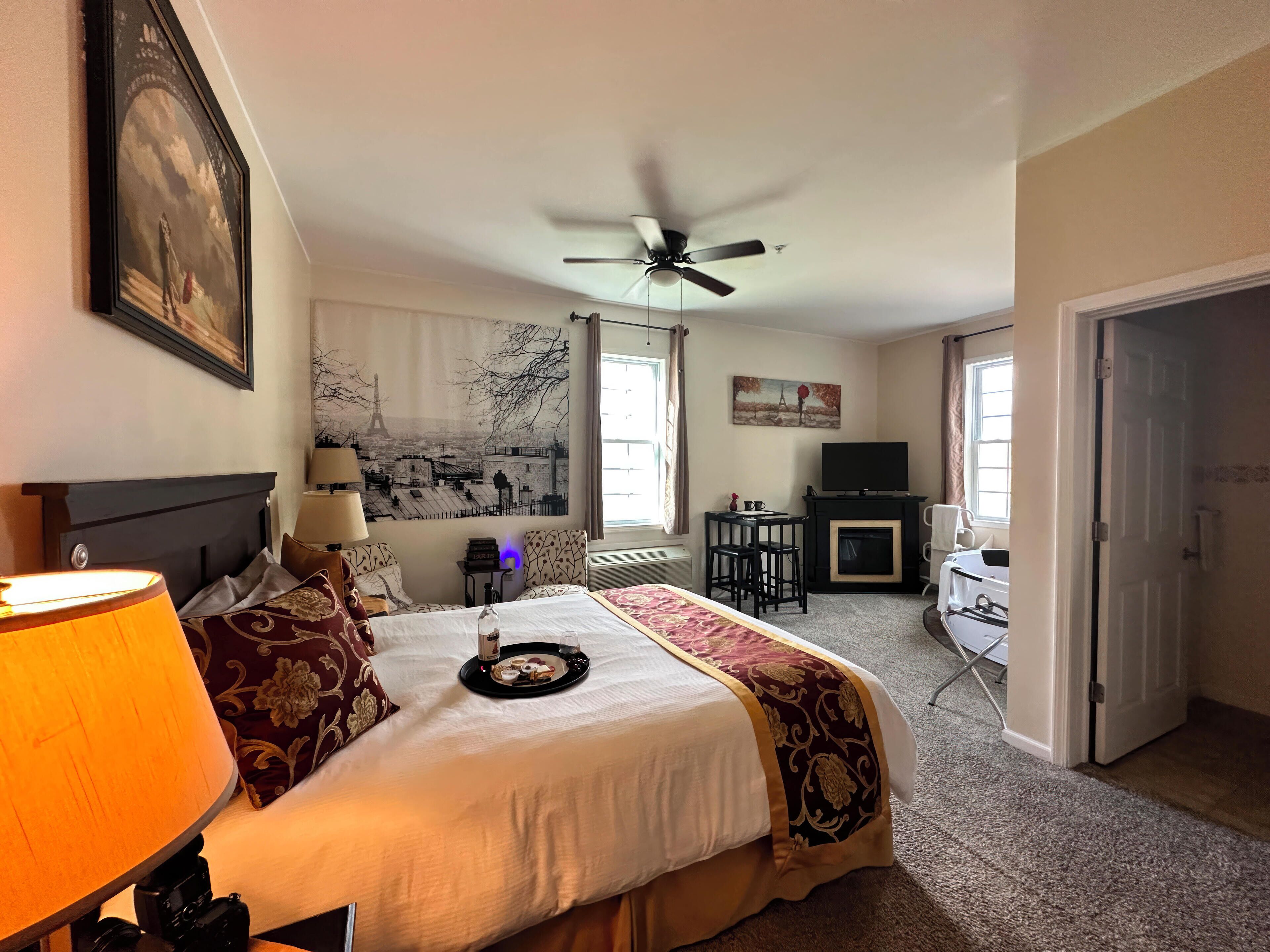 Décoration personnalisée, fer et planche à repasser, Wi-Fi gratuit