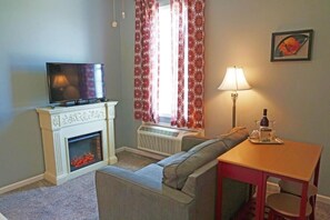 TV, fireplace - Deer Creek Winery at Brooks Estate (Shippenville)