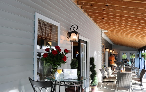 Free daily cooked-to-order breakfast