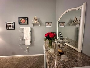 Deluxe Room, 1 Queen Bed | Interior - Deer Creek Winery at Brooks Estate (Shippenville)