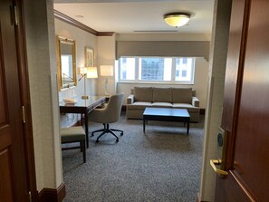 Premium bedding, down comforters, individually decorated - The Towers At Kahler Grand Hotel (Rochester)