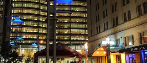 Fachada del alojamiento - Noche