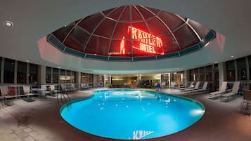 Indoor pool, sun loungers