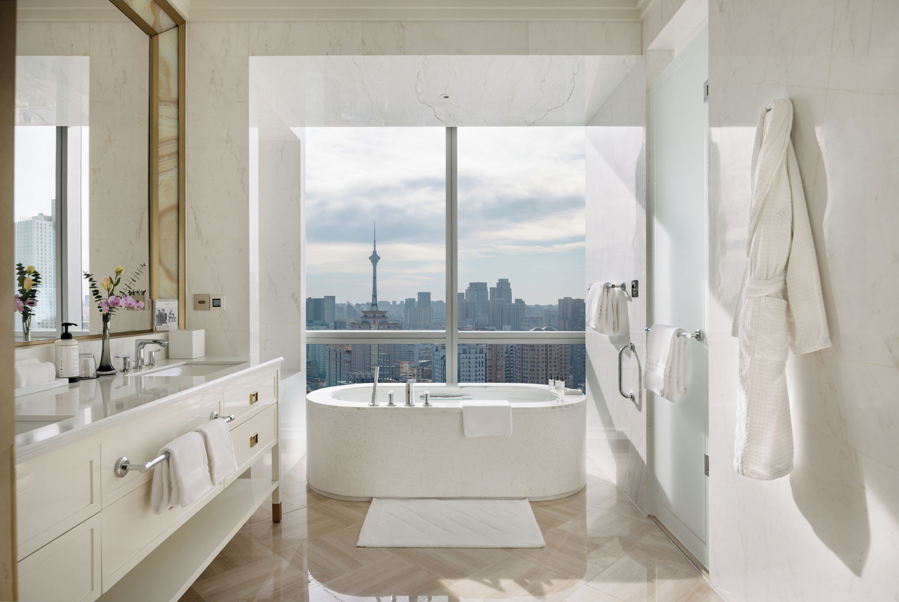 combined shower/bathtub, hydromassage showerhead, free toiletries