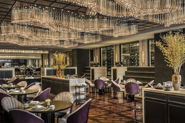 2 restaurants; breakfast, lunch, and dinner served