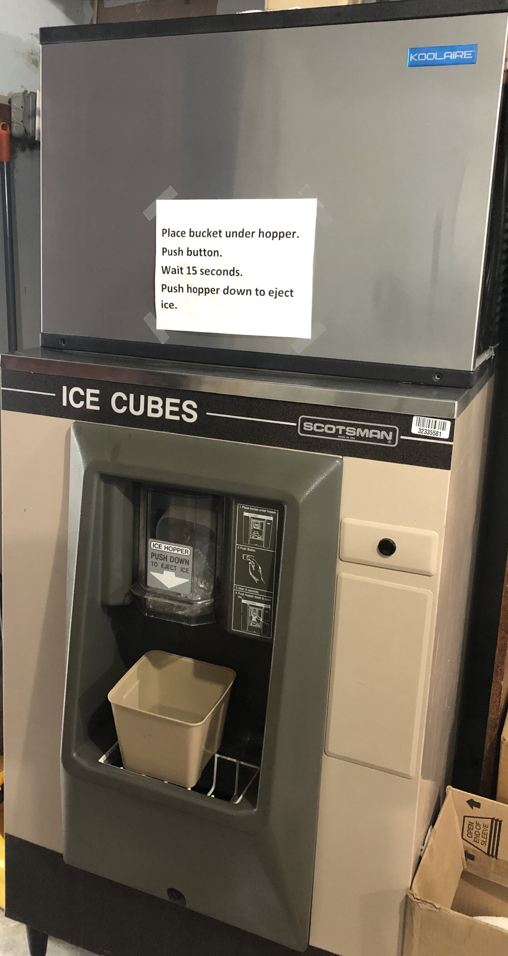 Un distributeur automatique muni d’instructions sur l’utilisation du distributeur de glaçons.