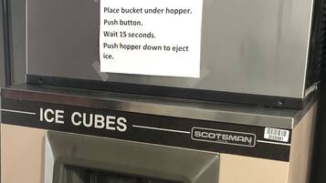 Un distributeur automatique muni d’instructions sur l’utilisation du distributeur de glaçons.
