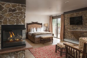 ห้องซิกเนเจอร์สวีท, เตียงควีนไซส์ 1 เตียง, เตาผิง, วิวแม่น้ำ (18+ Only) | เครื่องนอนระดับพรีเมียม, โต๊ะทำงาน, Wi-Fi ฟรี, ผ้าปูที่นอน