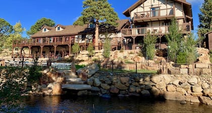 The Landing at Estes Park - Riverside Retreat