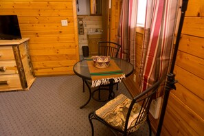Standard Cabin (1 Queen) | Restauration dans la chambre