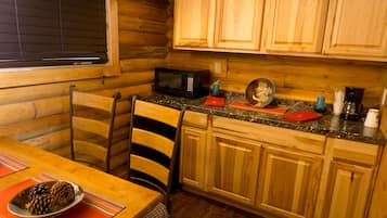 Log Cabin (1 King)  | Kopi dan/atau alat penyeduh kopi