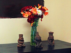 Habitación cuádruple familiar, para fumadores, en el área del patio | Baño | Regadera y amenidades de baño gratuitas 