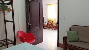 Maison Familiale, 2 chambres, vue jardin, cÎté cour intérieure | 2 chambres, fer et planche à repasser, draps fournis