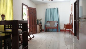 Nhà dành cho gia đình, 2 phòng ngủ, quang cảnh vườn, khu vực sân vườn | Khu phòng khách