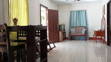 Casa familiar, 2 habitaciones, vista al jardín, en el área del patio | Área de sala de estar | Smart TV de 32 pulgadas con canales digitales, televisión y Netflix