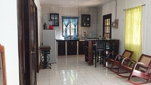 Nhà dành cho gia đình, 2 phòng ngủ, quang cảnh vườn, khu vực sân vườn | Khu phòng khách