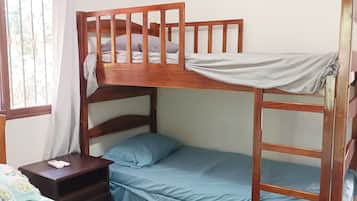 Maison Familiale, 2 chambres, vue jardin, cÎté cour intérieure | 2 chambres, fer et planche à repasser, draps fournis