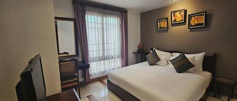 Deluxe double ( with view ) | Een kluis op de kamer, een bureau, een strijkplank/strijkijzer