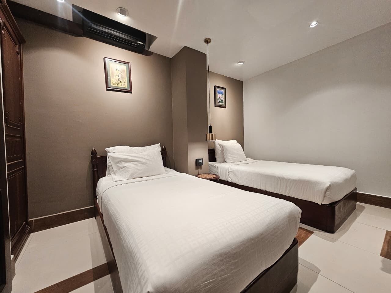 Standard twin ( No view ) | Coffres-forts dans les chambres, bureau, fer et planche à repasser