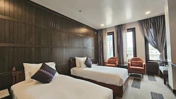 Standaard kamer | Een kluis op de kamer, een bureau, een strijkplank/strijkijzer