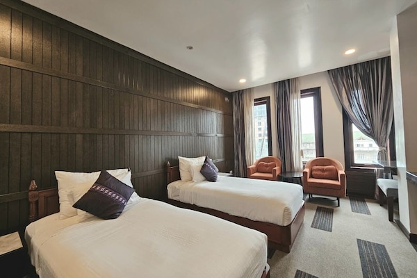 Caja de seguridad en la habitación y escritorio