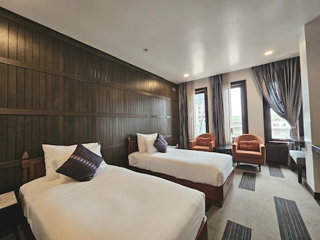 Junior Twin Suite ( With View ) | 客房内保险箱、办公桌、熨斗/熨板、免费 WiFi