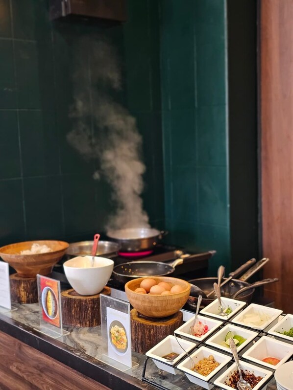 Una mesa de buffet con diversos platos y salsas.