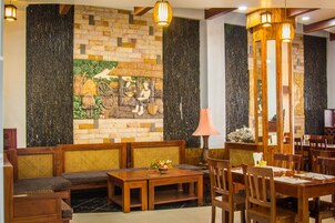 Se sirven desayunos y cocina local e internacional