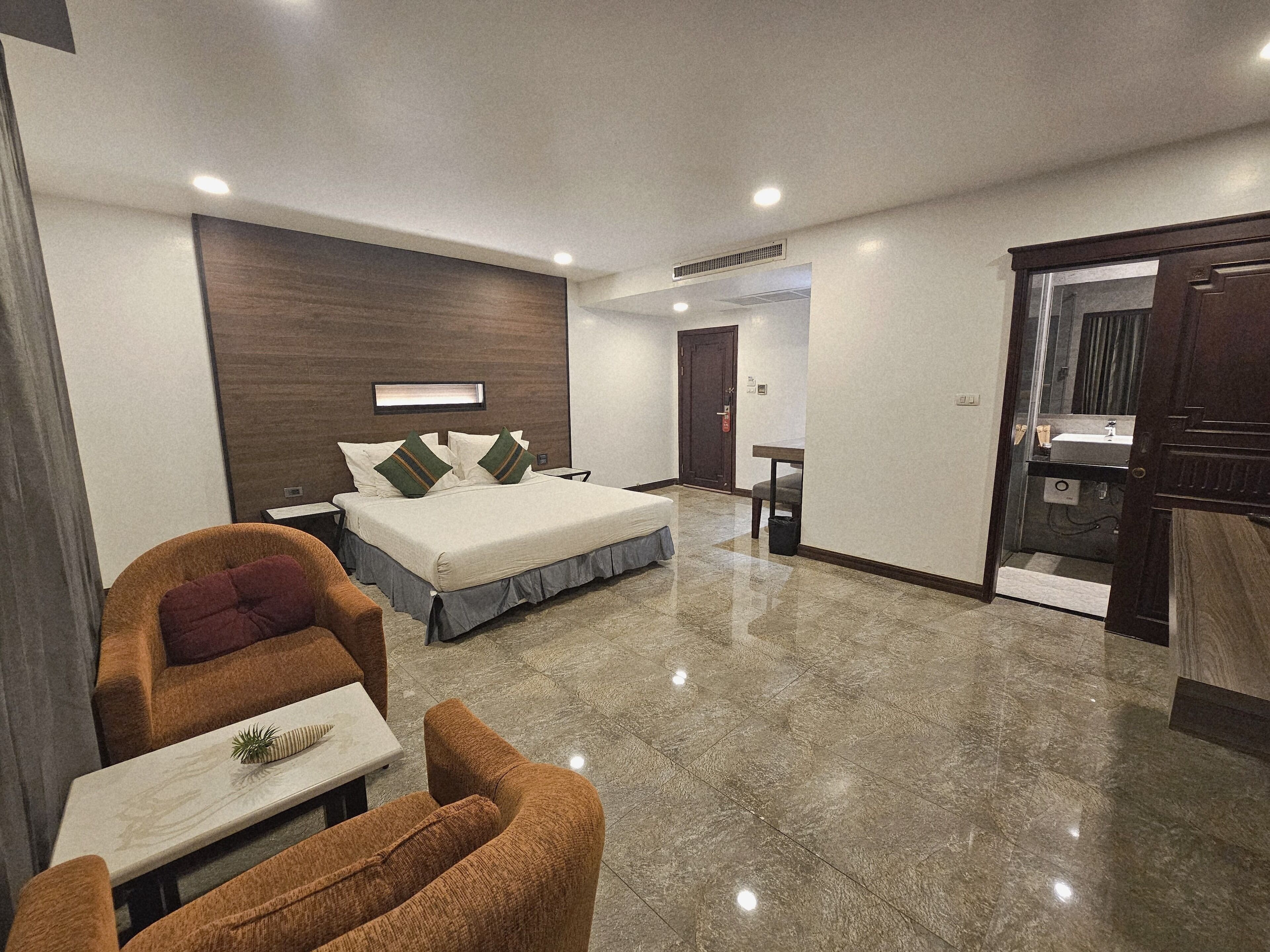 Junior double ( No View ) | Coffres-forts dans les chambres, bureau, fer et planche à repasser