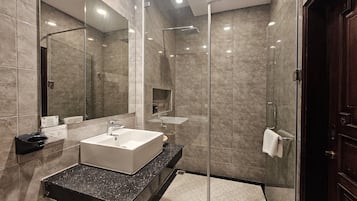 Douche, douche à « effet pluie », articles de toilette gratuits
