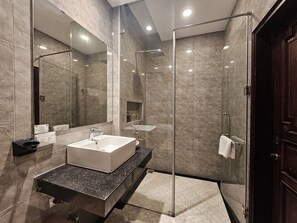 Regadera, regadera tipo lluvia, amenidades de baño gratuitas, batas 