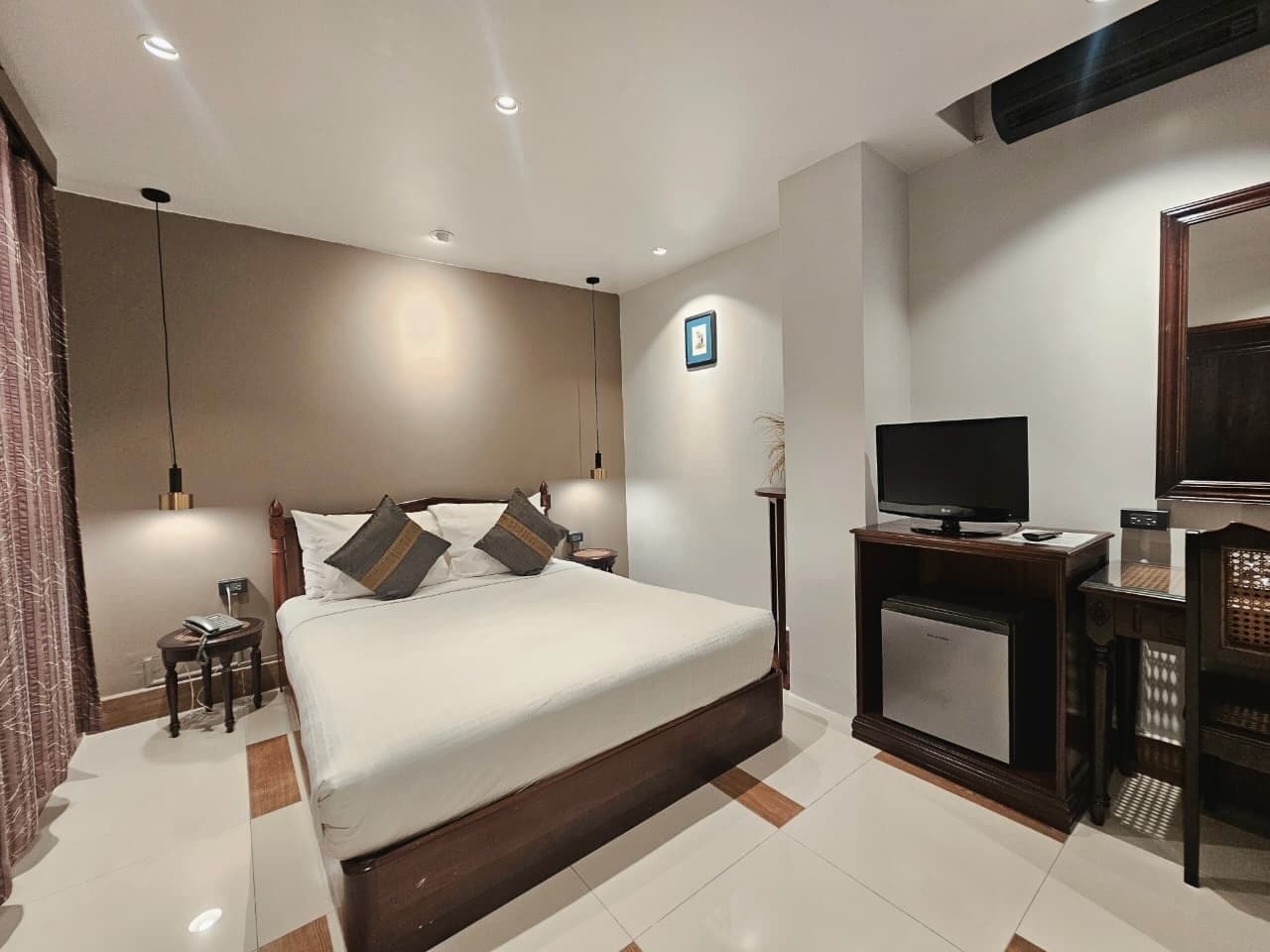 Standard double ( No view ) | Coffres-forts dans les chambres, bureau, fer et planche à repasser