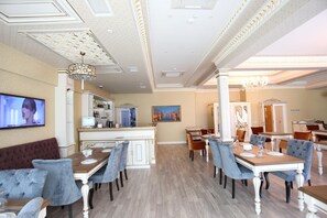 朝食、ランチ、ディナーに営業 (多国籍料理)