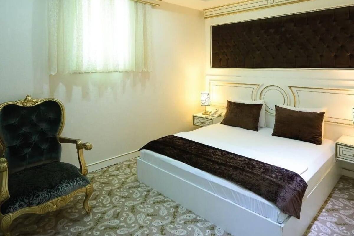 Standard Double or Twin Room | Minibar, in-room safe, blackout drapes, soundproofing