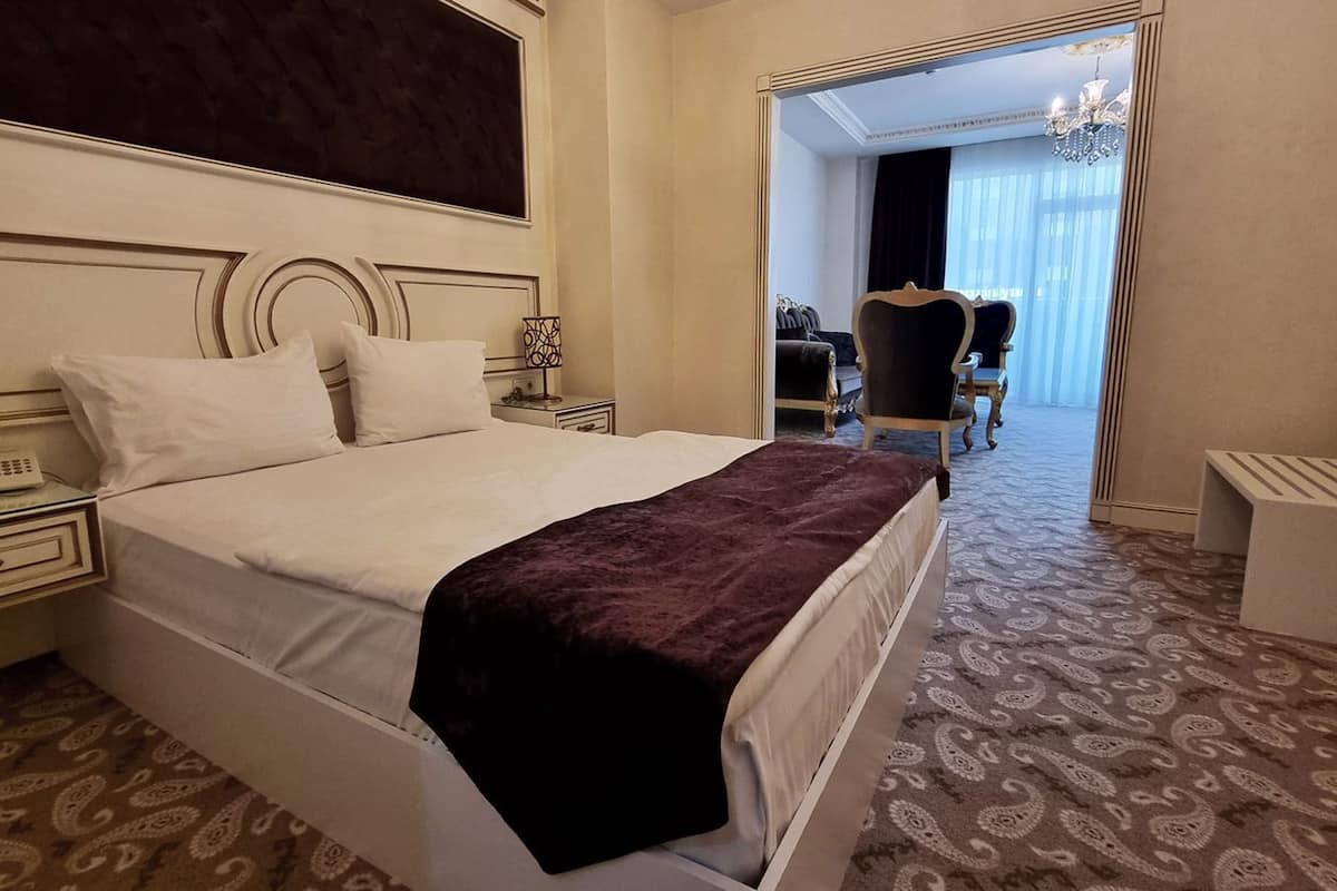 Junior Suite | Minibar, in-room safe, blackout drapes, soundproofing
