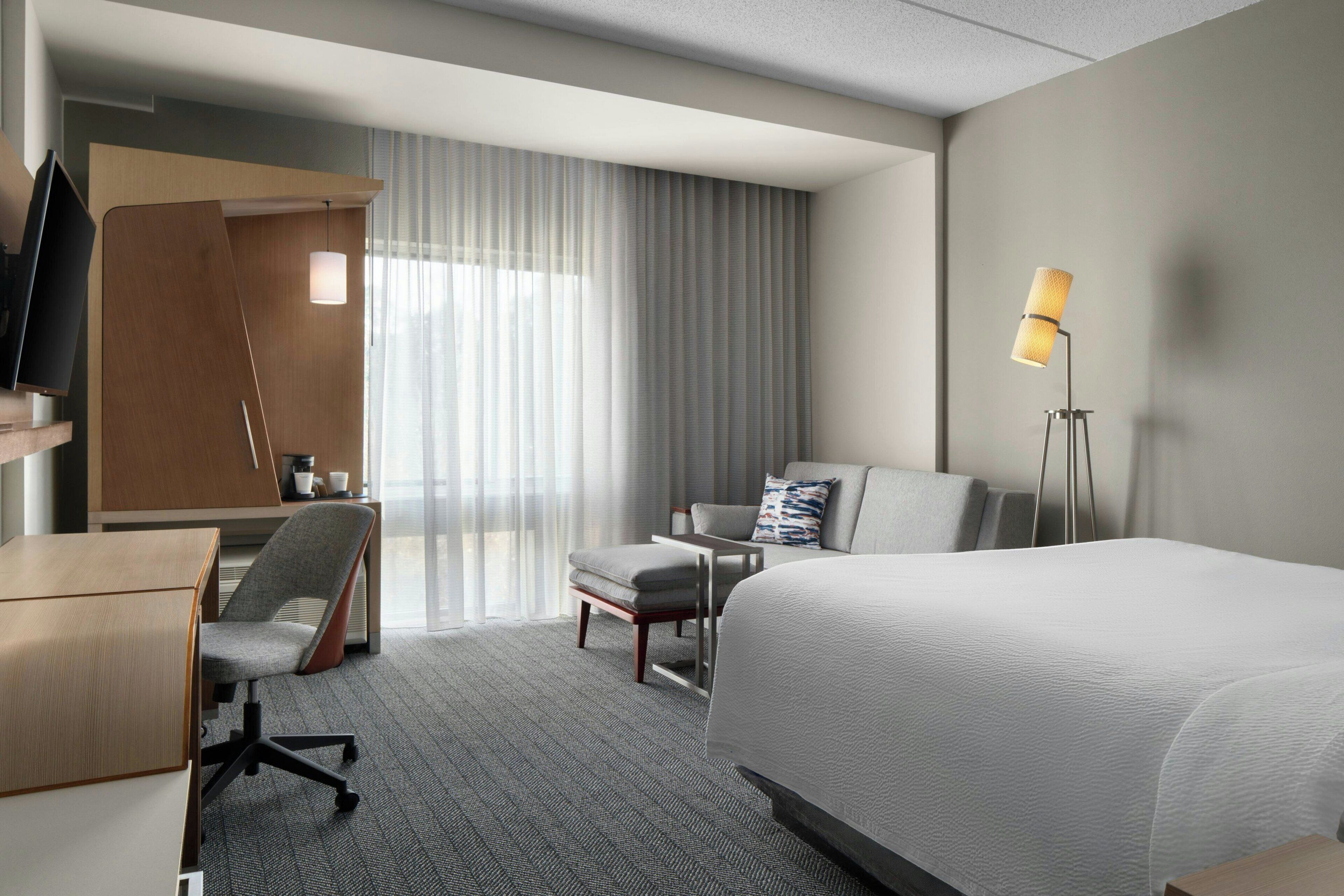 room, 1 king bed | premium bedding, pillow-top beds, desk, iron/ironing board