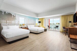 Ropa de cama de alta calidad y caja de seguridad en la habitación 