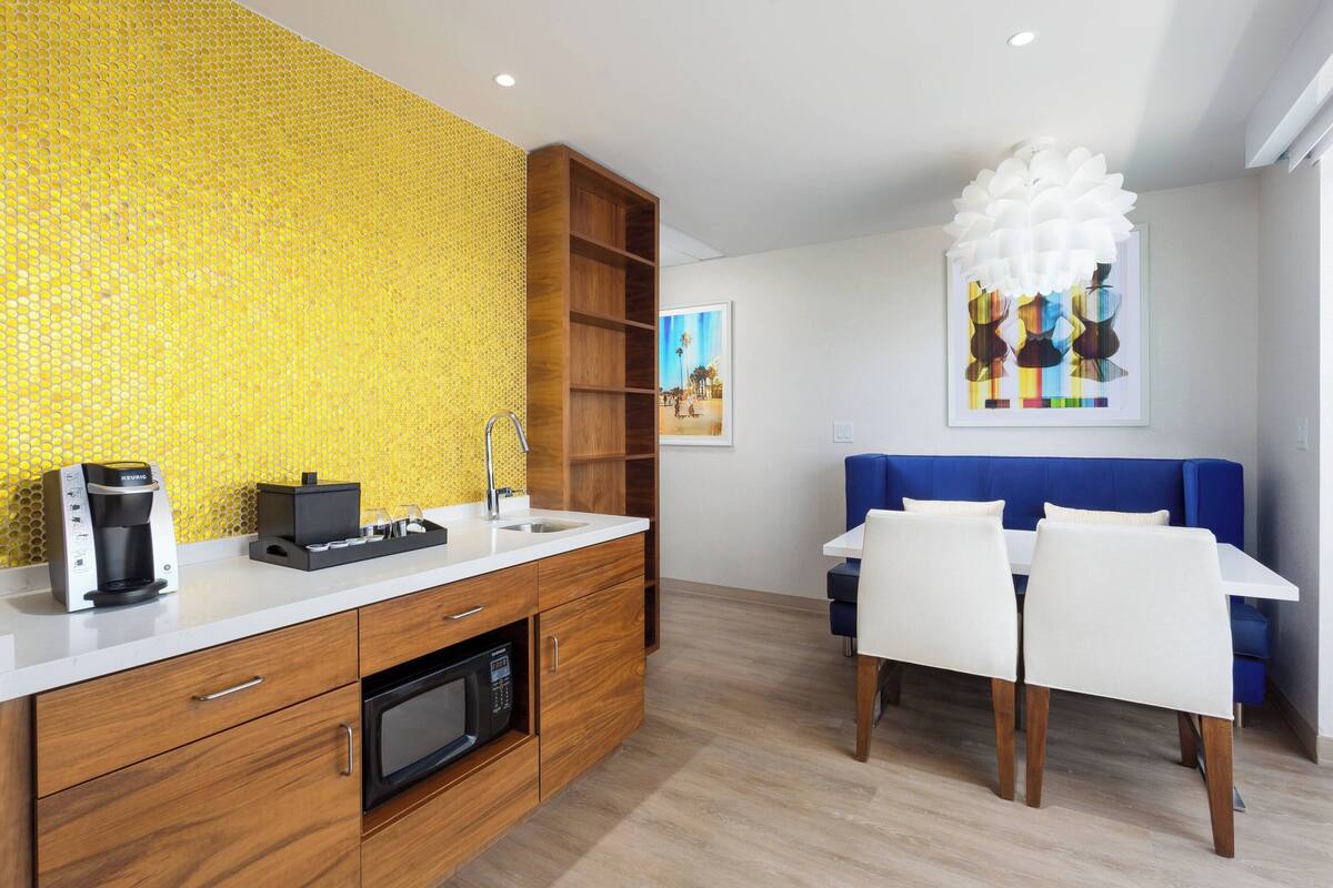 executive suite, 1 king bed, partial ocean view, corner | premium bedding, in-room safe, individually furnished, desk