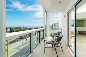 Premium bedding, in-room safe, individually furnished, desk - Courtyard by Marriott Santa Monica (Santa Monica)