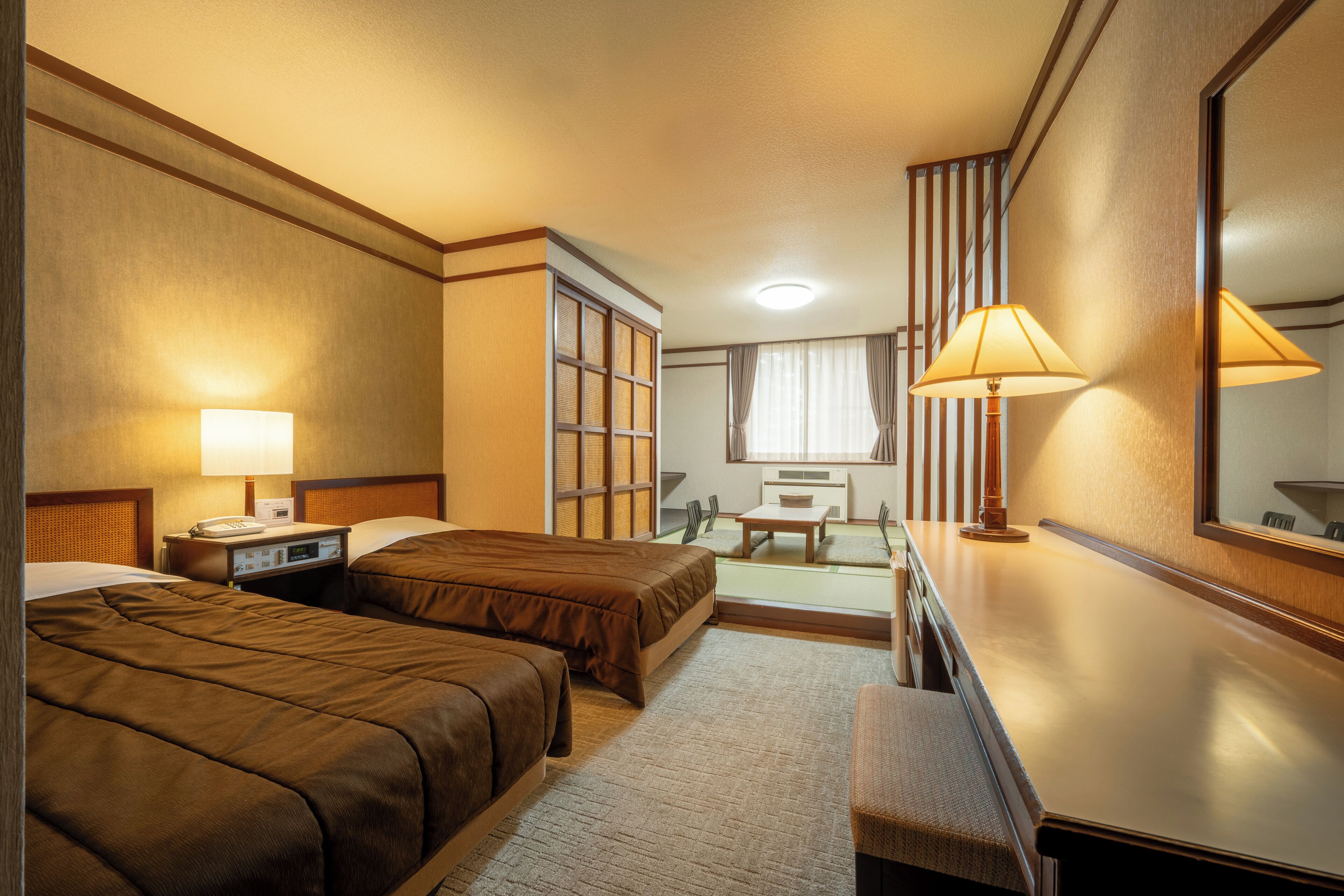 ミニバー、セーフティボックス (室内)、デスク、WiFi (無料)