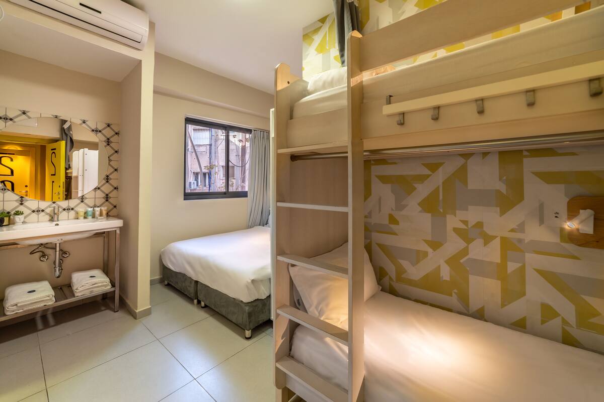 Small Family Room (2 Adults+2 Children | Kalis bunyi, seterika/papan seterika, Wi-fi percuma, cadar katil