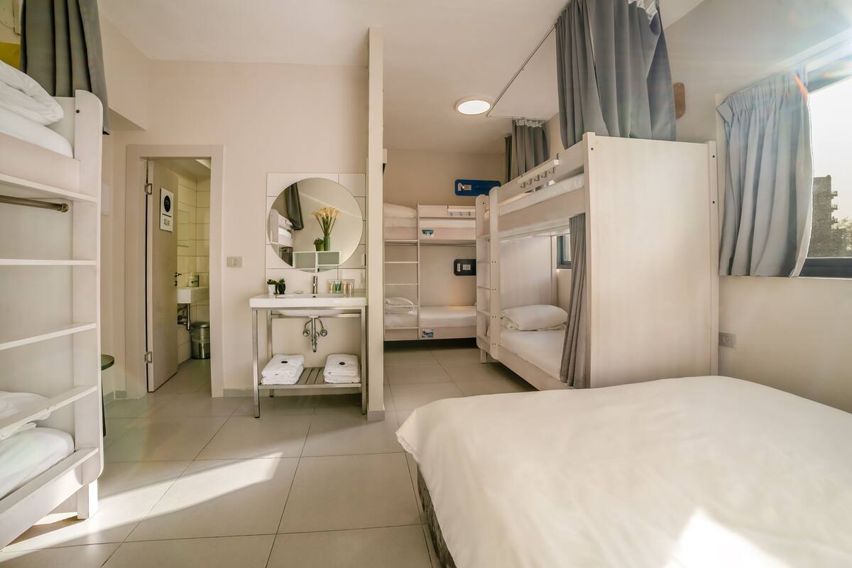 Jumbo Family Room (2 Adults+6 Children) | Kalis bunyi, seterika/papan seterika, Wi-fi percuma, cadar katil