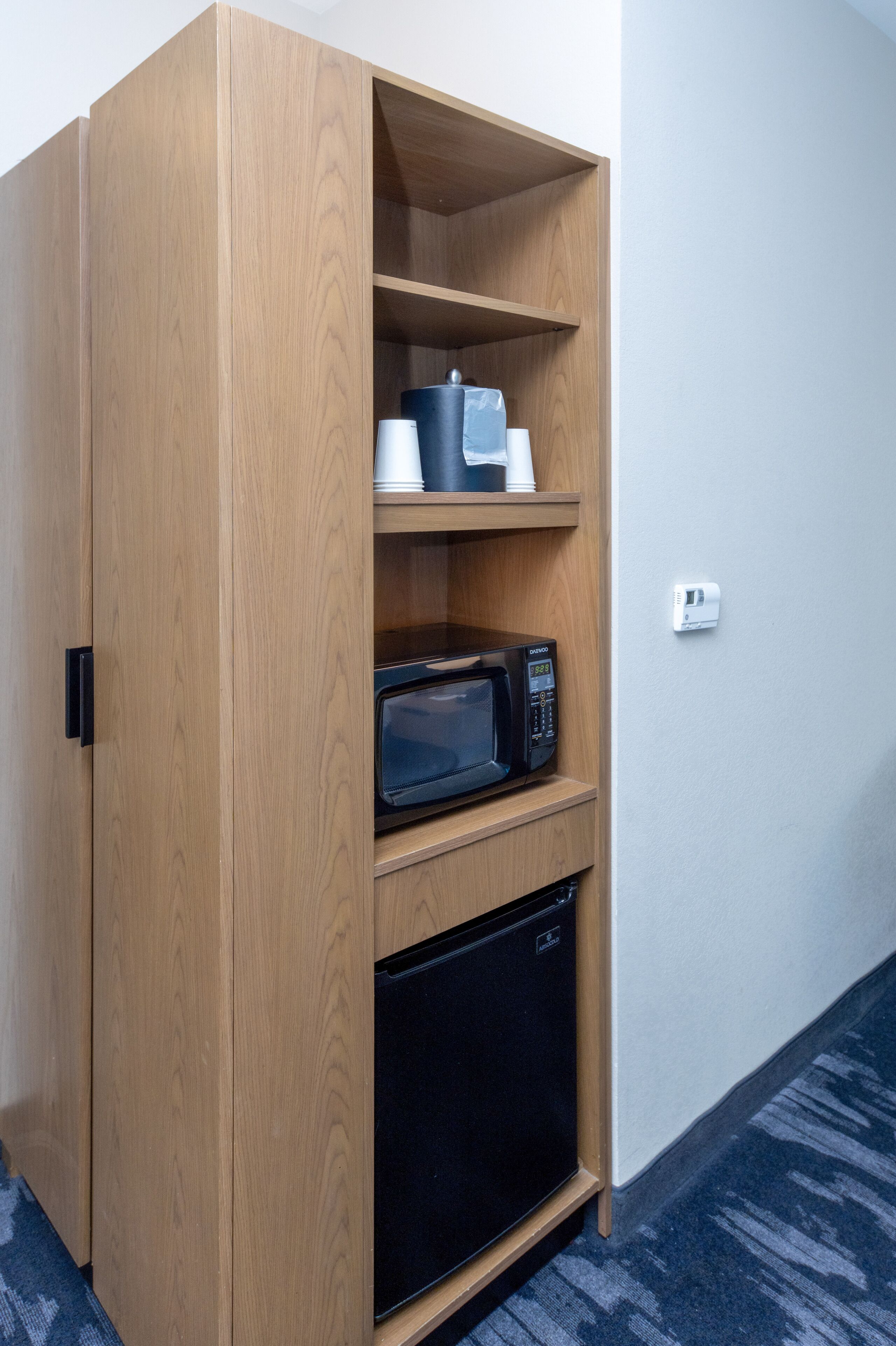 room, 1 king bed (mobility/hearing access, roll-in shwr) | pillow-top beds, desk, laptop workspace, iron/ironing board