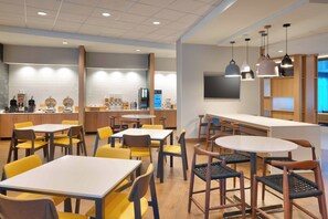 Free daily buffet breakfast - Fairfield Inn & Suites Rockport (Rockport)