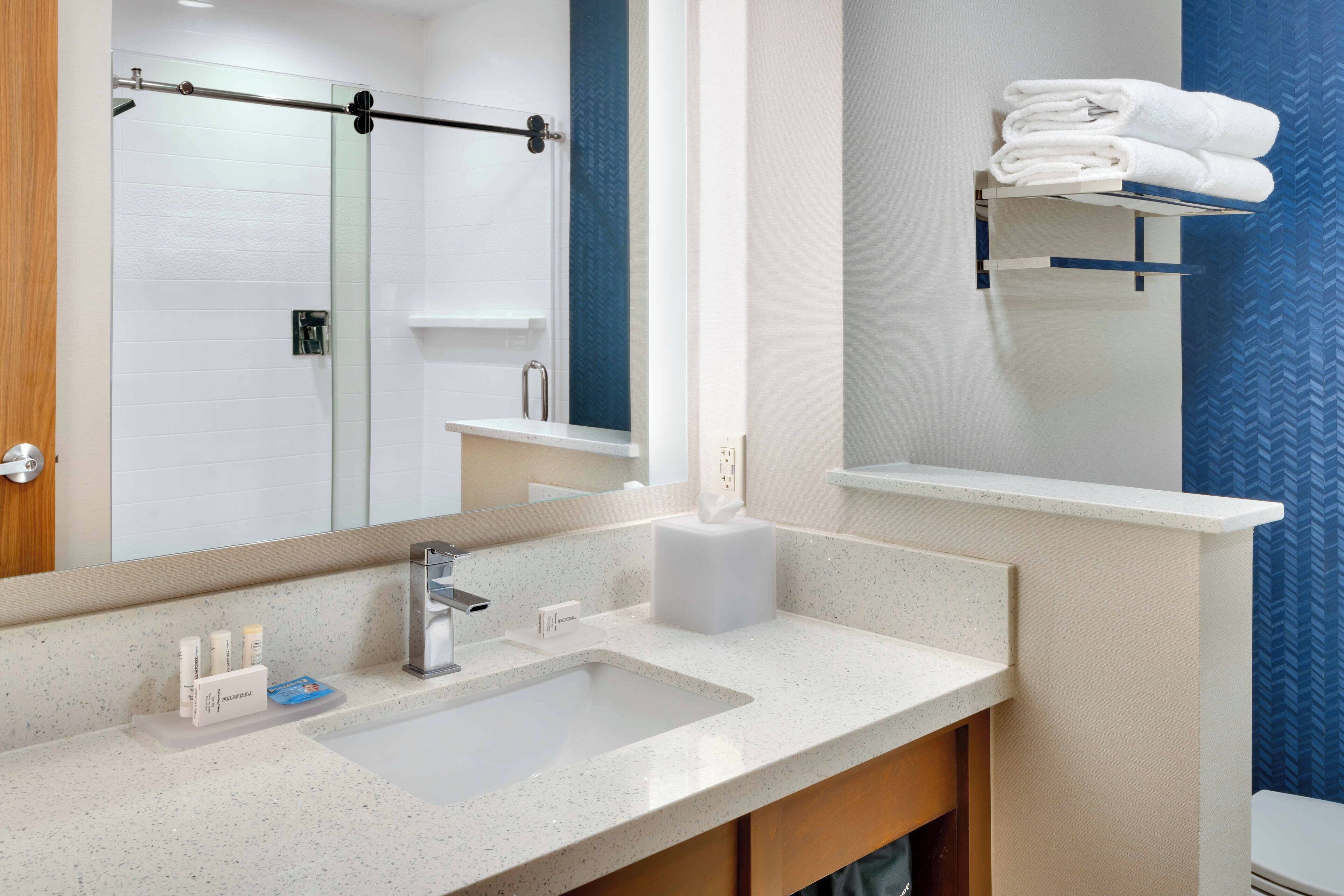 room, 1 king bed | bathroom | combined shower/bathtub, designer toiletries, hair dryer, towels