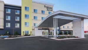 A Fairfield Inn & Suites Marriott hotel with a modern entrance and a covered walkway.