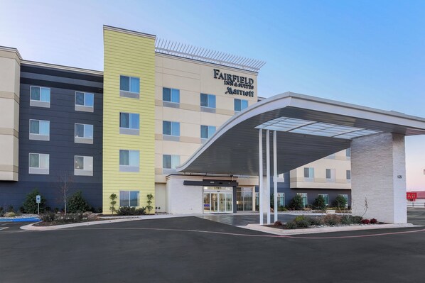 A Fairfield Inn & Suites Marriott hotel with a modern entrance and a covered walkway.