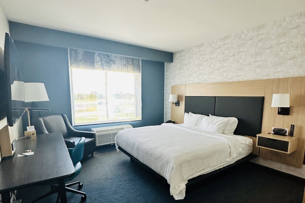 1 bedroom, desk, laptop workspace, blackout drapes